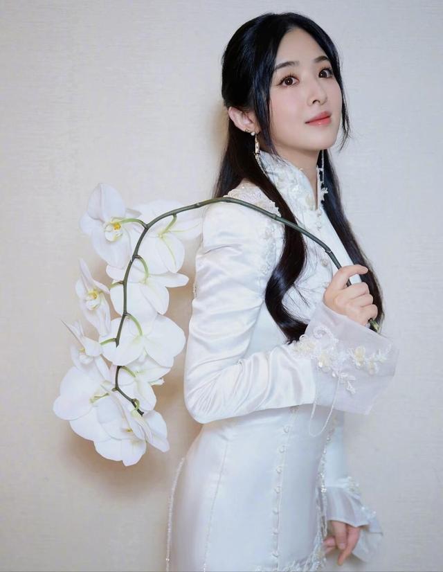 张含韵的奶欲更勾人，36岁依旧童颜，身材却饱满成熟韵味满满