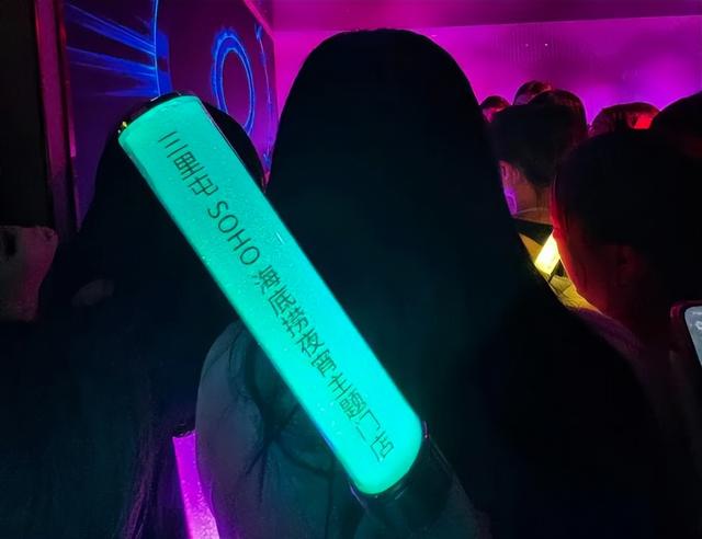 海底捞变夜店？男模擦边、DJ蹦迪，为什么不能让人好好吃饭？