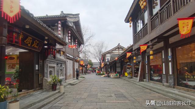 重庆这座斥资35亿打造的古城，夜景美如画卷，游客却很少？