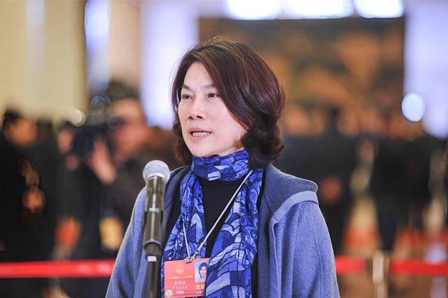 董明珠逛成都太古里，穿粉装大笑毫无架子，70多岁仍在拼事业