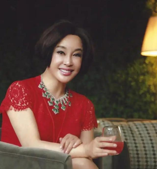 钱再多有什么用？75岁的“风流妖精”刘晓庆，已经走上另一条道路