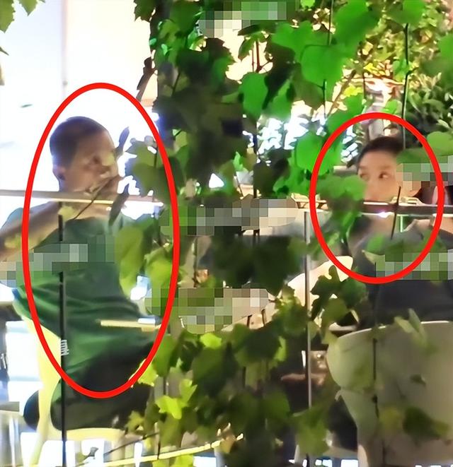 19岁李嫣跟老爸聚餐！手不离烟动作熟练，170cm身材干瘪太像王菲