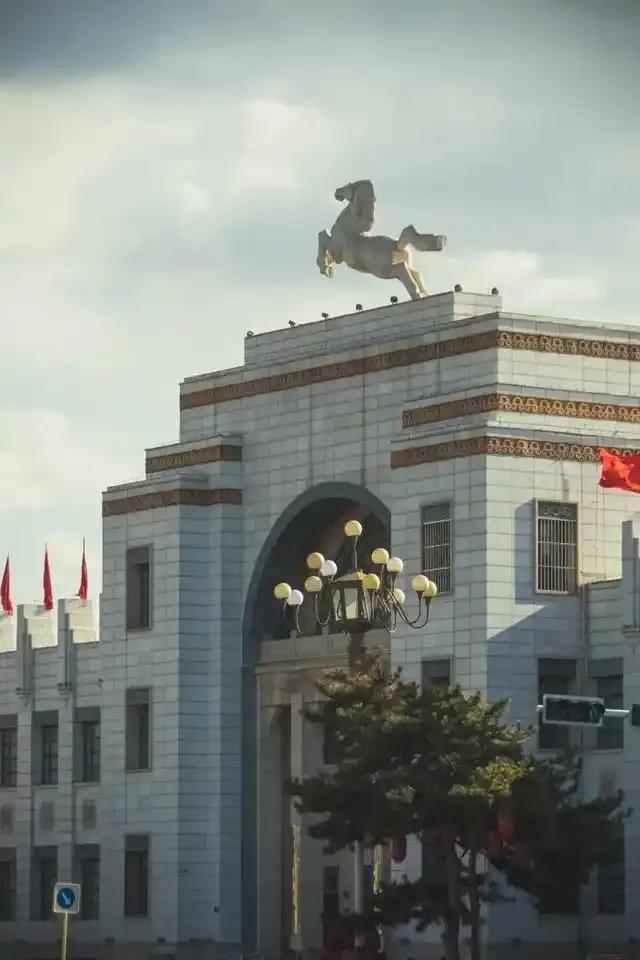 王西，广灵人，曾任呼市市委书记、内蒙古区副主席、山西省副省长