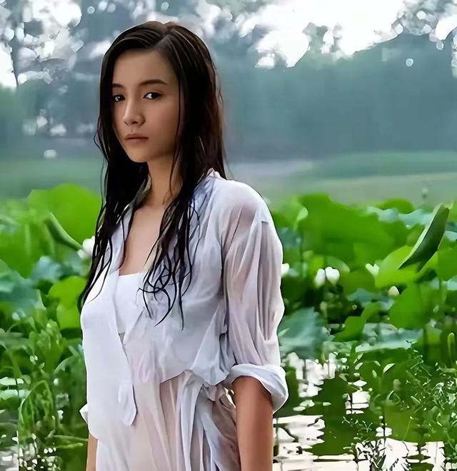 被张颂文捏胸,和胡军车震,情史混乱的她,43岁靠实力洗白