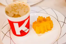 油茶咖啡、咸蛋“枫叶”、”拍扁“可颂…大学生自创美食，万万没想到！图片