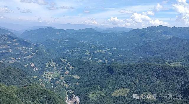 秭归长阳巴东交界的香龙山，香火旺盛，那里风景怎样？会开发么？
