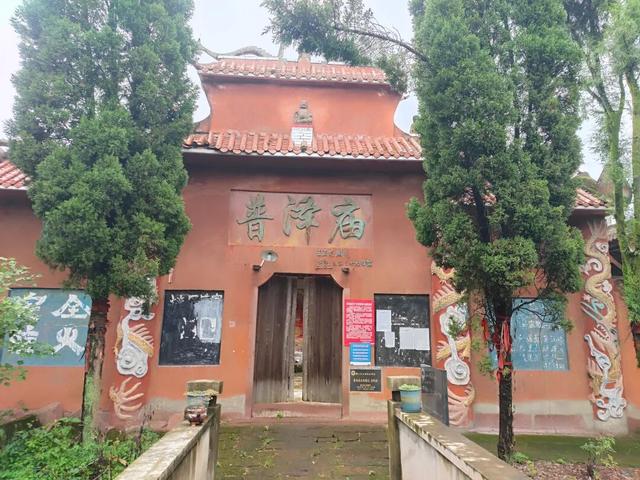 重庆璧山有座千年古庙，门口有座奈何桥，四周大量残破石刻佛像