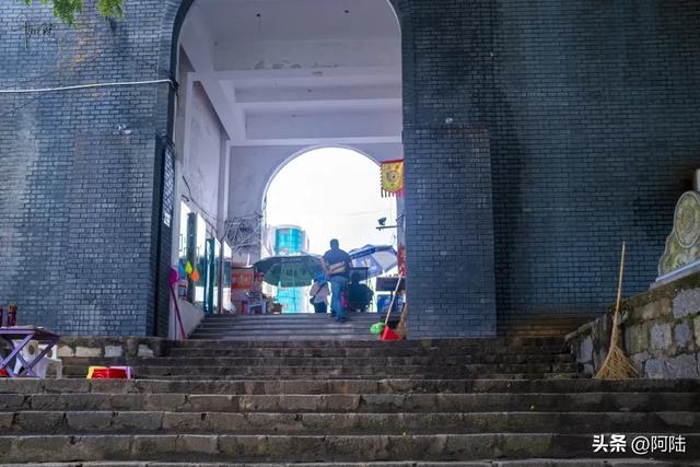 高安浮桥原来有上千年历史，比赣州古浮桥还老，只是命运太过多舛