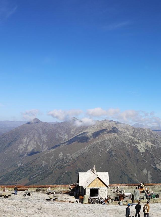 登上新疆云霄峰，一览四国景！