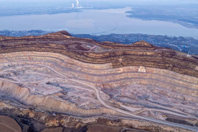 唐山市古冶区陡河水库旁的燕山太像大地指纹