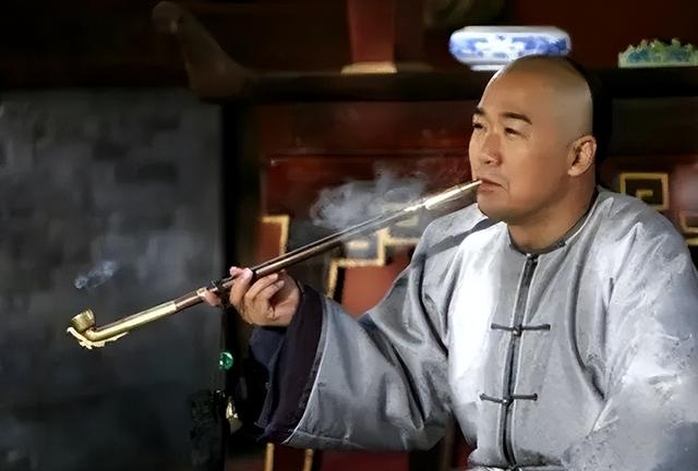 乾隆出一上联：坐北朝南吃西瓜，皮往东放！为何纪晓岚却不敢对？