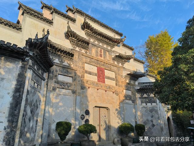 古韵今风的田园画卷，彩色门楼的特色景观，黟县屏山古村落