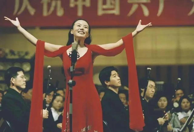 龚琳娜离婚前卑微得可怕：独守空房5年，模仿小三送礼物讨好前夫