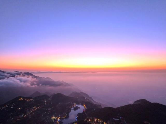 庐山：夕阳映红云瀑 “蓝调时刻”风光旖旎