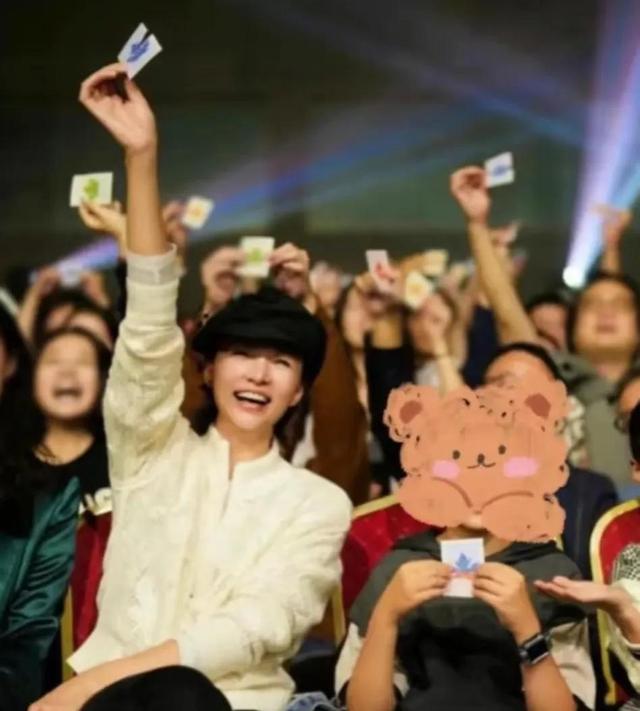 董卿与儿子现身南通,体态不错气色好,一点不像奔五的人