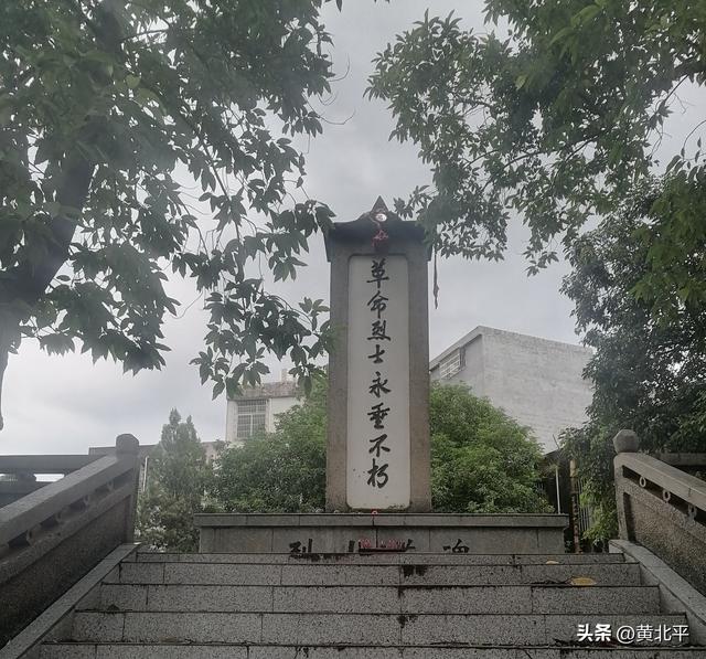 广西南宁市宾阳县邓姓人家起居而得名邓村，村内没有一户人家姓邓