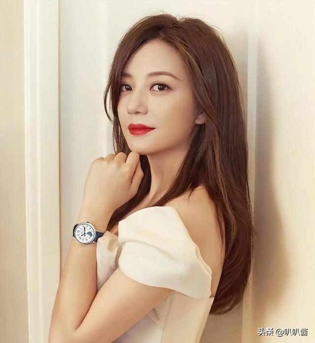 面相又变了！49岁赵薇广东吃饭，又老又瘦没架子，却再无回头路走