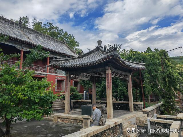 泰安：泰山凌汉峰下有一景点，一井一梅一禅院，两段风云两种修行