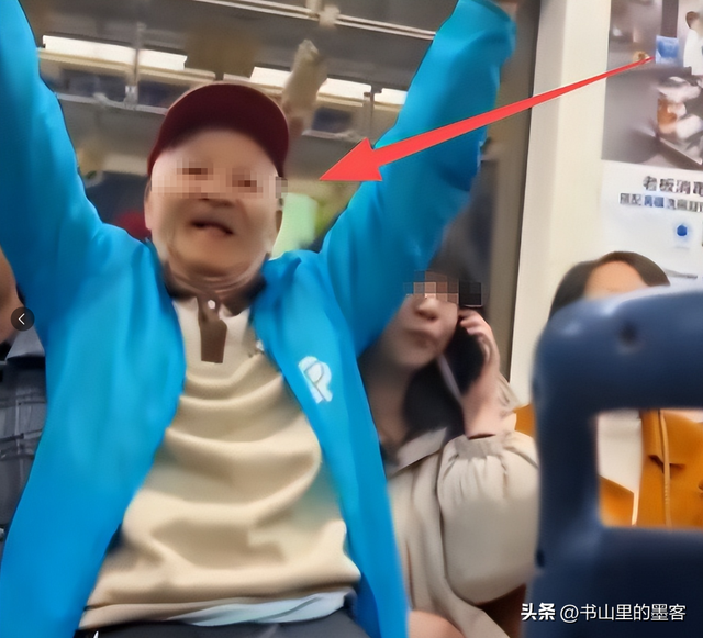 地铁老人强坐女生腿后续：公开耍流氓，知情人爆身份，真不简单
