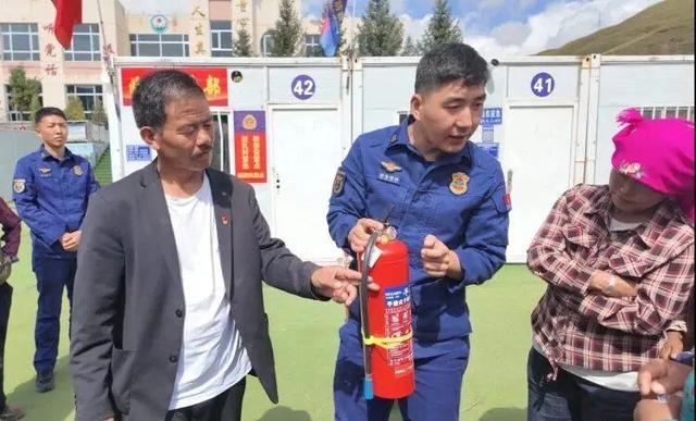 青海一地凌晨突发大面积山体滑坡，村支书敲锣救下全村469人