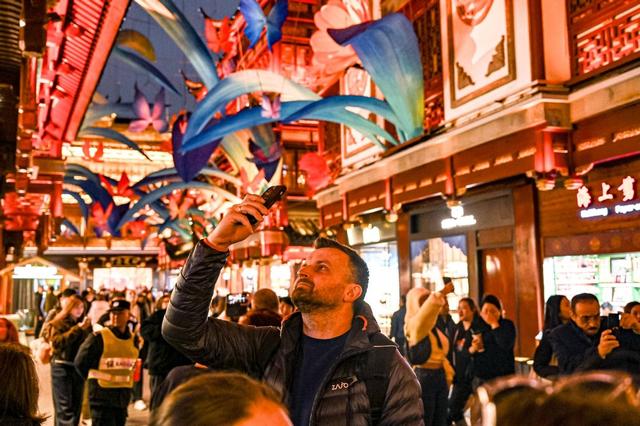 美国网友：中国不可怕，可怕的是中国凌晨三点钟，街道上还全是人