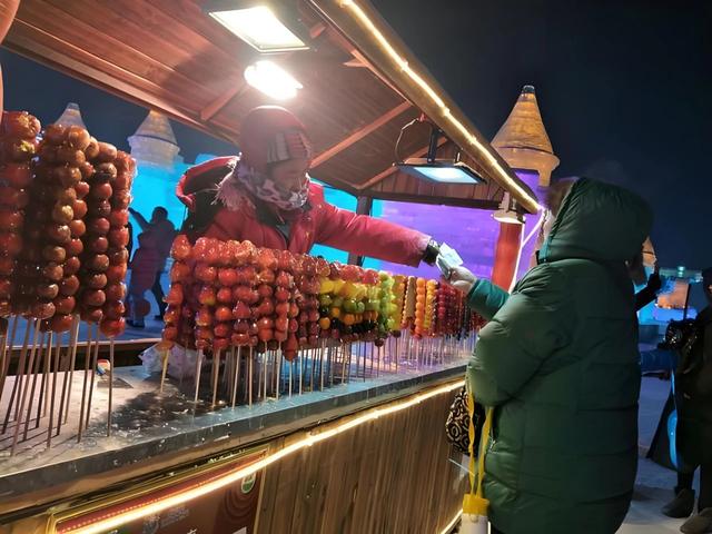 8亿造冰雪王国，只开2月！越“亏”越要办？哈尔滨27年顶级阳谋