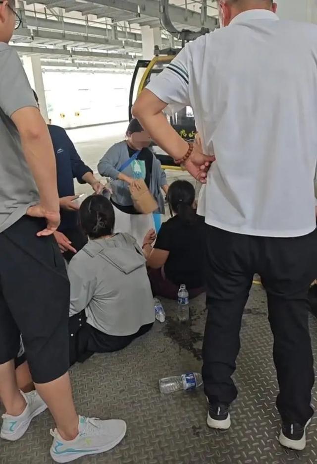 河南老君山停电致游客被困缆车，现场大量人员排队等待，当地回应