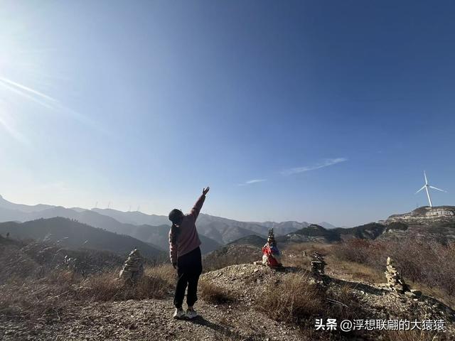 游赏过九鼎山后，我又跑到一户院里“强买”了大爷种在路边的白菜