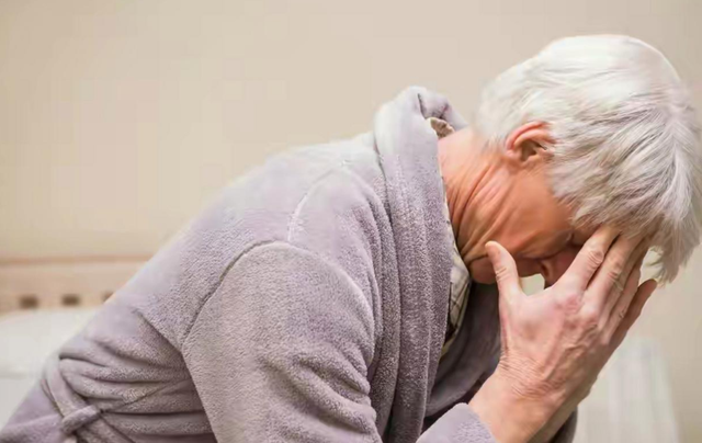 脑出血跟戴帽子有关？医生警告：52岁后，天冷要注意这6件事