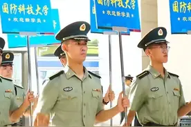 果然名校从不虚张声势！国防科大迎新生场面，震撼人心，太炫酷！图片