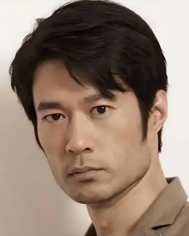 53岁仍未婚，有北京户口却为母亲定居青岛	，谭凯坦言从没后悔过