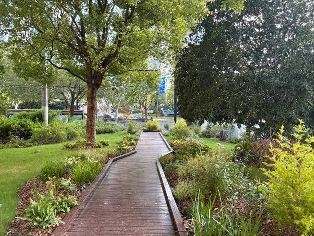 口袋公园上新！把“石库门”风情搬到街头