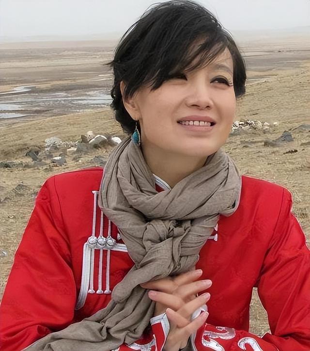 她连上5次春晚，私下却和恩师同居怀孕被骗流产，今57岁依然单身