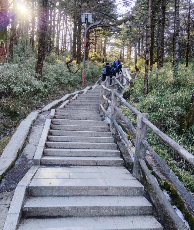 上海人爬了华山和峨眉山,实话实说,差别还是很大的
