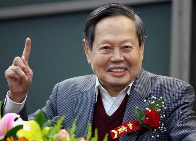 翁帆也没想到，丈夫杨振宁去世后，竟因生前一个举动再次口碑暴涨
