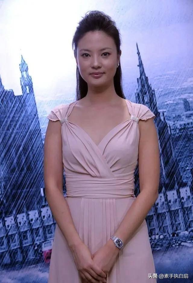 央视最惨女主持：男友被判死缓，丈夫惨死狱中，如今48岁依旧单身