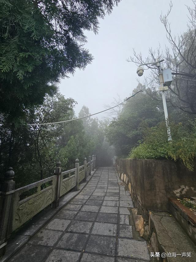 始祖山轩辕祠的长长台阶，路漫漫其修远兮，吾将上下而求索！