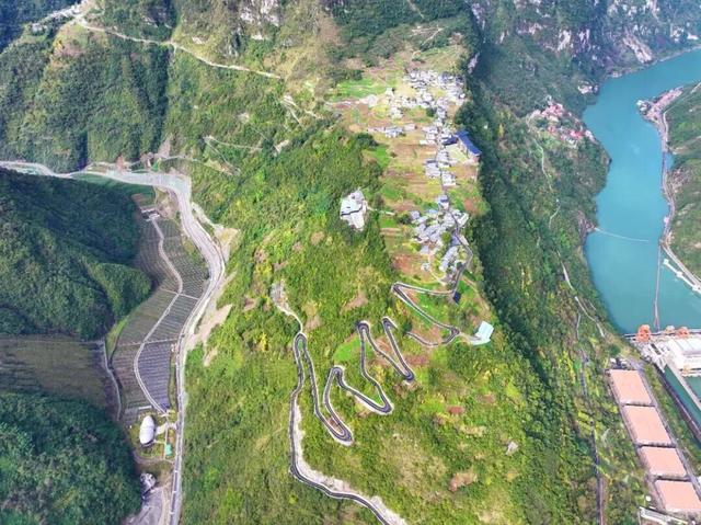 知道小凉山彝乡峡谷有多壮观吗？城巴佬！