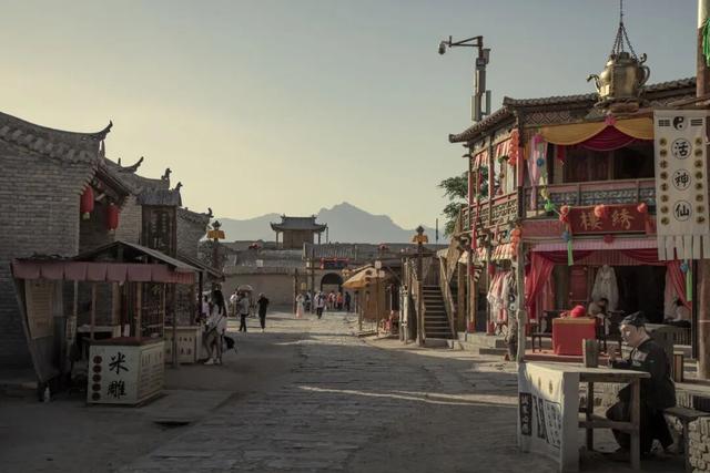 在戈壁滩从早喝到晚，这样的旅行才称得上与众不同！