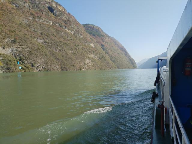 鄂渝行第四天（上）：小红船换小白船，从巫山到巴东