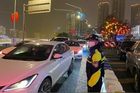 2024重庆“两江四岸”多媒体灯光秀明日举行！这份观景出行提示请查收→图片