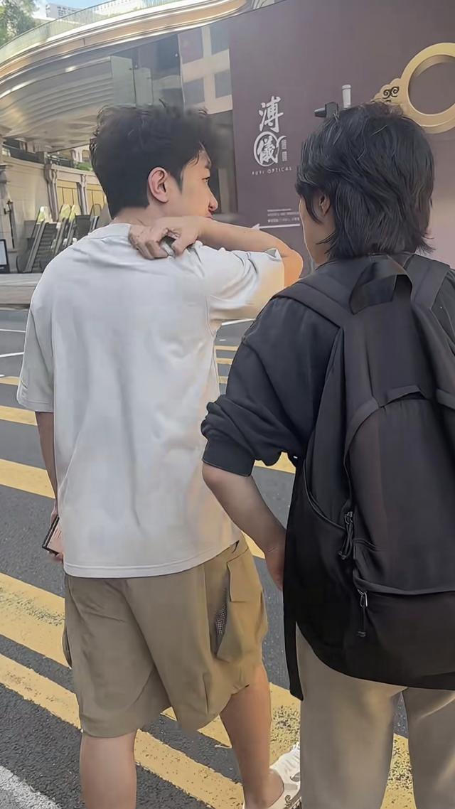 香港街头偶遇王祖蓝，本人非常低调随和，鼻子好大，好像还没睡醒