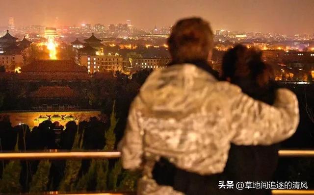 59岁的巩俐和77岁丈夫北京街头游客照，幸福又温馨的样子！ ​​​