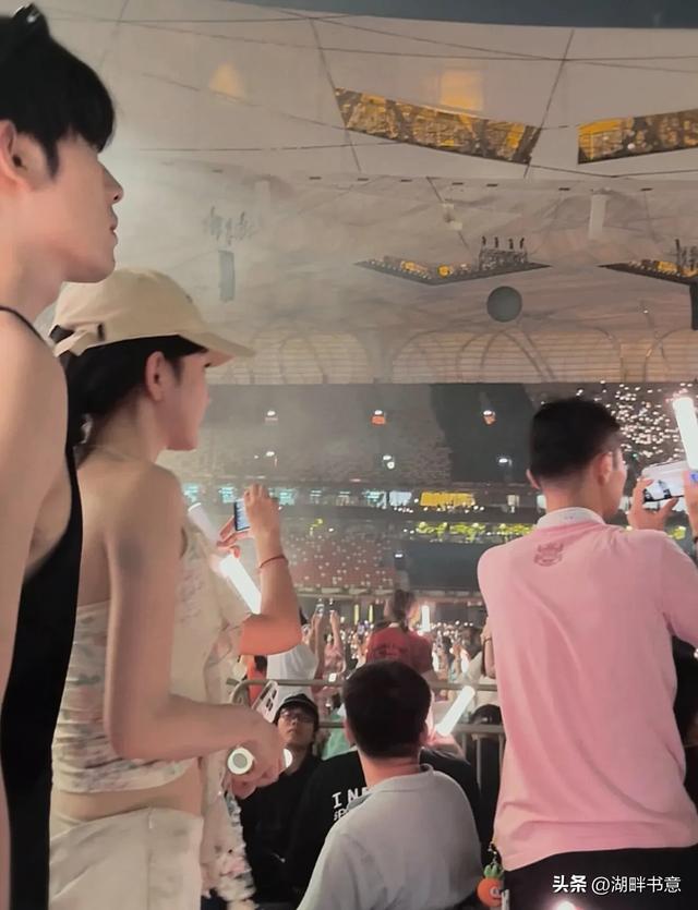 曾辉韩雨彤看演唱会被偶遇，曾辉胸肌好大，韩雨彤给他理发型好甜