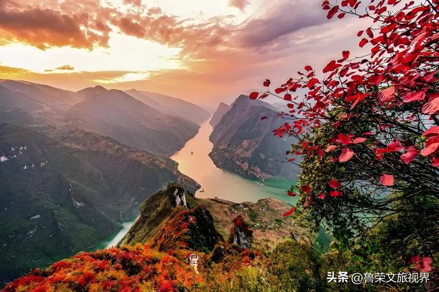 徒步三峡：霜叶漫山处，一步一千年