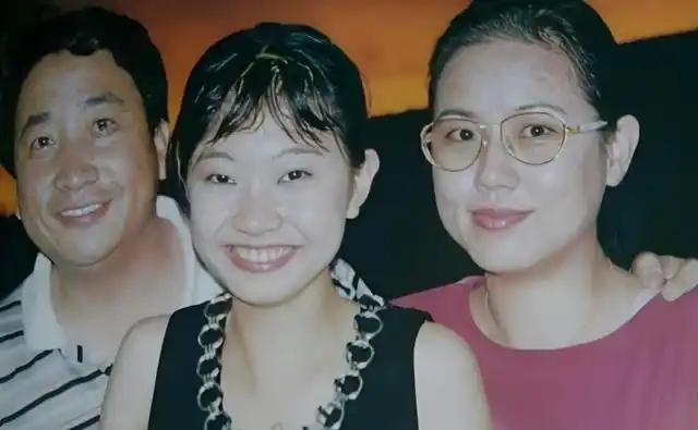 姜昆带妻子李静民参加聚会，李静民74岁，头发花白但气质仍在线