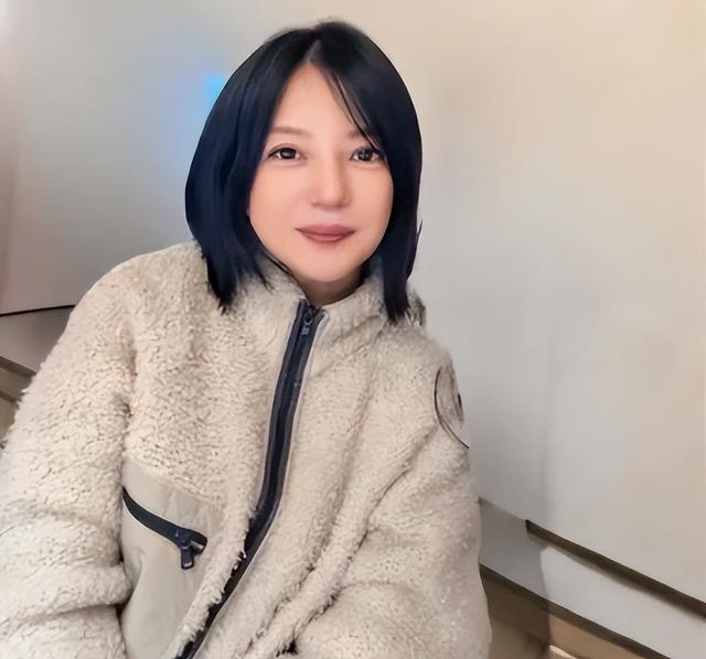 面相又变了！49岁赵薇广东吃饭	，又老又瘦没架子，却再无回头路走