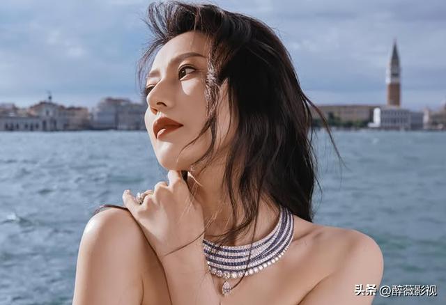 40多岁的她，开始走性感路线了？透视黑纱、性感诱惑，变化太大！