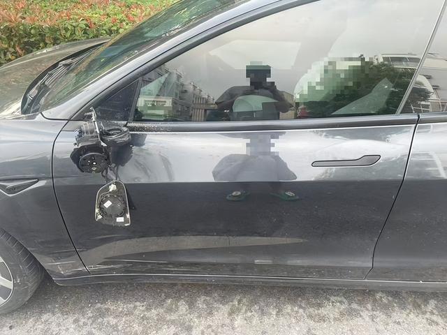 小伙骑车撞特斯拉后赔偿1.5万修车费	，4S店发票咋只开了9000元？特斯拉客服回应：调查后由专人回复