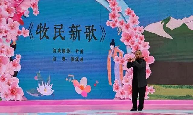 退役女兵林芝徒步，重温第二故乡情。藏汉同台演出，温情脉脉…